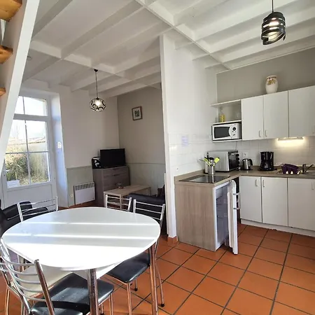 F3 House With Garden In