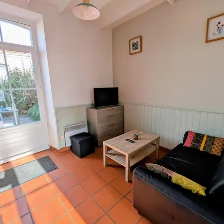 F3 House With Garden In *