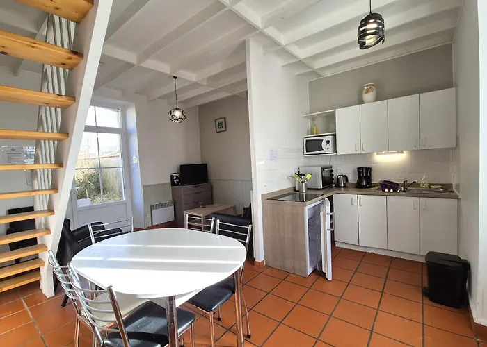 F3 House With Garden In